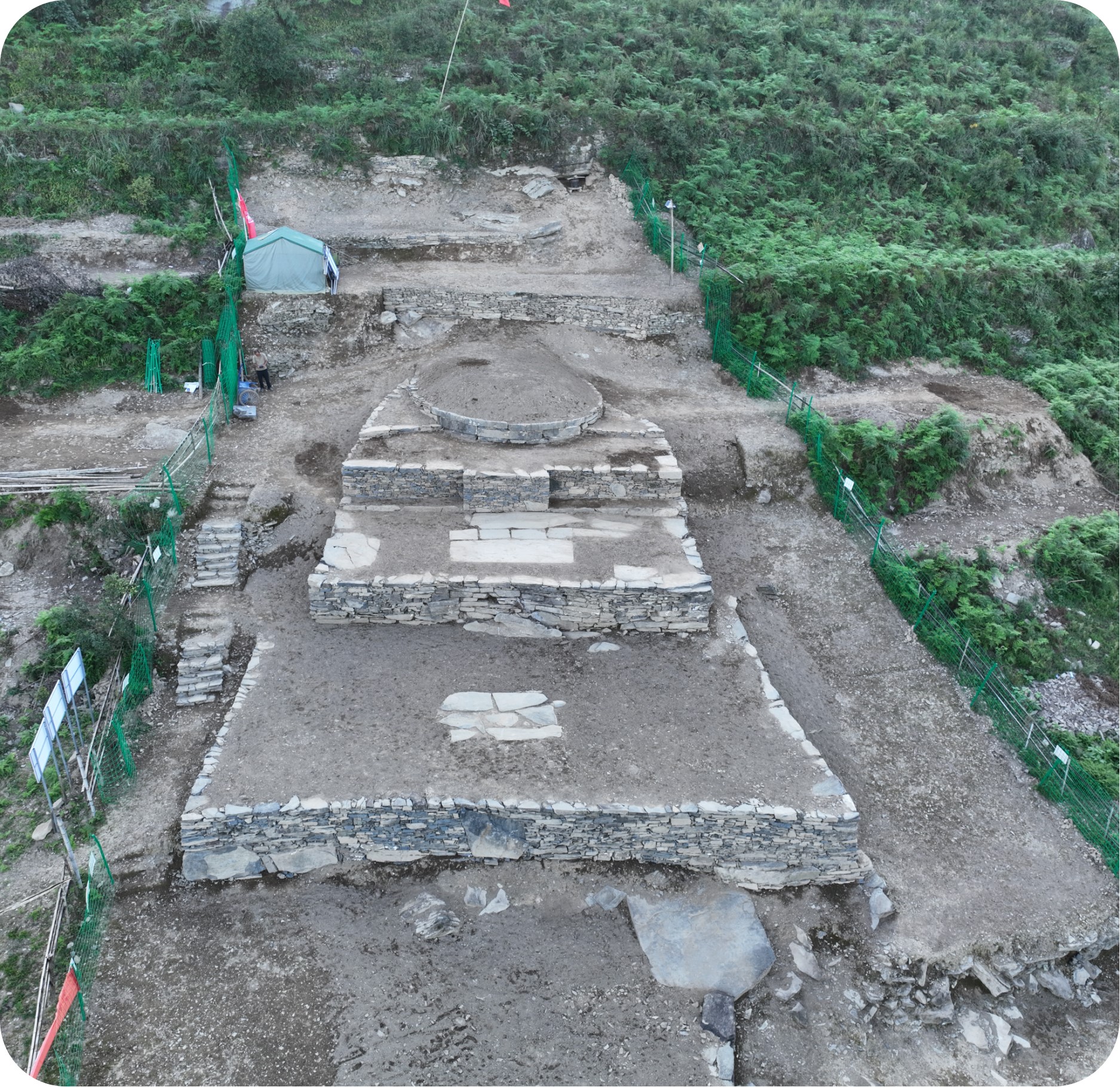 5.龍?zhí)赌谷翰鑸@墓地全景（唐勇  供圖）