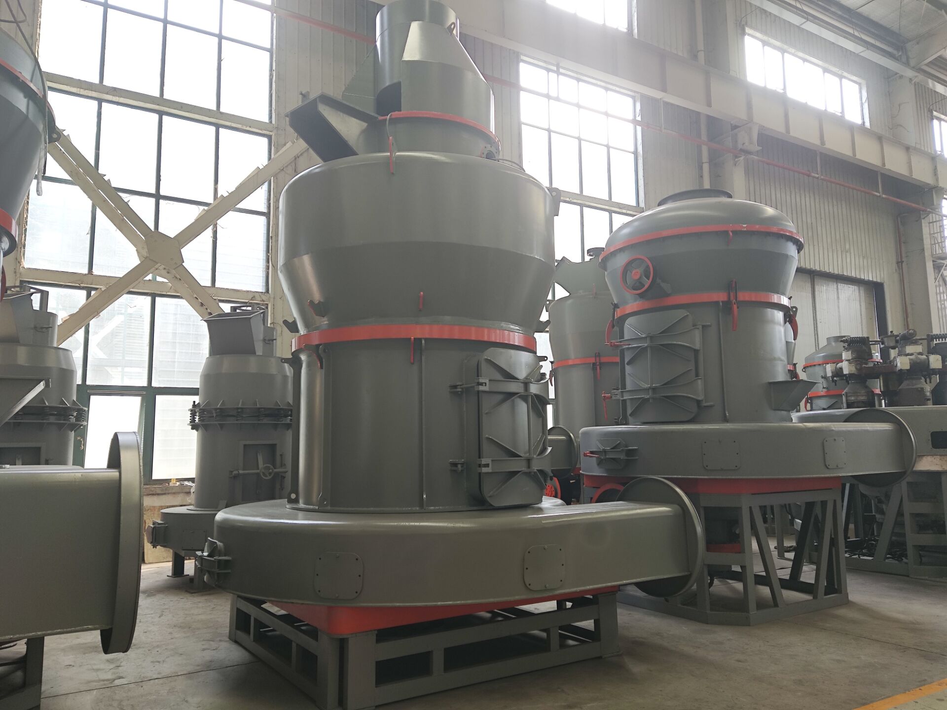 工業(yè)磨粉設(shè)備多少錢？石粉磨粉機(jī)有哪些種類規(guī)格？