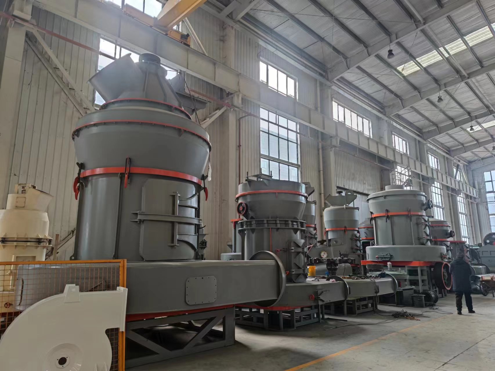 工業(yè)磨粉設(shè)備多少錢？石粉磨粉機(jī)有哪些種類規(guī)格？