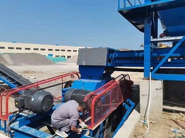 對(duì)輥式破碎機(jī)客戶現(xiàn)場